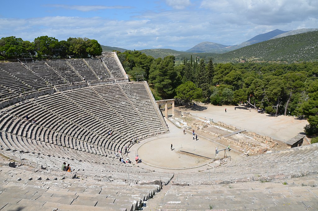 Par Carole Raddato from FRANKFURT, Germany — The great theater of Epidaurus, designed by Polykleitos the Younger in the 4th century BC, Sanctuary of Asklepeios at Epidaurus, Greece, CC BY-SA 2.0, https://commons.wikimedia.org/w/index.php?curid=37881743
